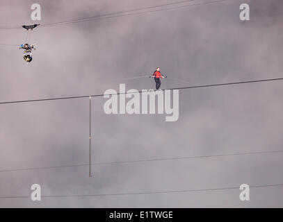 Giugno 15 2012 Nik Wallenda tightrope passeggiate attraverso Niagara Falls, Ontario, Canada Foto Stock