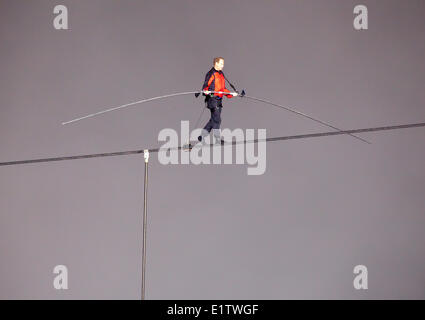 Giugno 15 2012 Nik Wallenda tightrope passeggiate attraverso Niagara Falls, Ontario, Canada Foto Stock