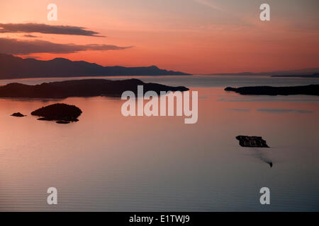 Rimorchiatore e braccio di registro, al tramonto, passaggio di benvenuto, Thormanby Isola, stretto di Georgia, British Columbia, Canada Foto Stock