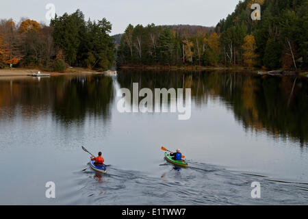 Due uomini paddle kayak sul lago Oxtongue, Muskoka, Ontario, Canada. Foto Stock