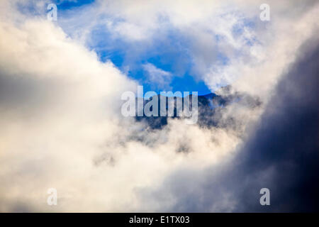 Nuvole pesanti in ingresso del cavaliere, British Columbia, Canada. Foto Stock