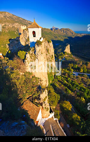 Dipinto di bianco campanile della chiesa accanto al Castell de castello di Guadalest Guadalest Guadalest Costa Blanca PROVINCIA Alicante Comunidad Foto Stock