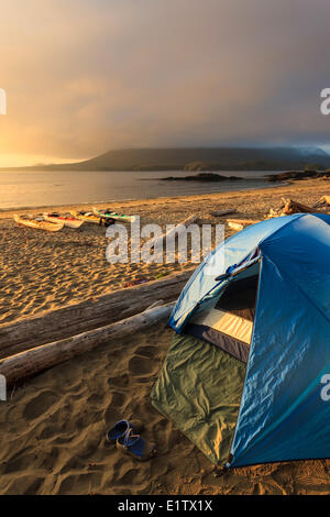 Un kayak camp su Vargas Isola Clayoquot Sound British Columbia, Canada. Modello rilasciato Foto Stock