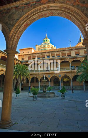 La cupola della Basilica di San Juan de Dios (chiesa) visto il cortile dell'Ospedale Universitario Virgen de las Nieves - Ospedale San Foto Stock