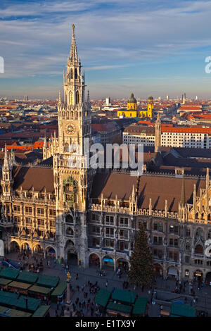 Vista aerea la Marienplatz durante il Christkindlmarkt (Mercatini di Natale) davanti al Neues Rathaus (Nuovo Municipio) in Foto Stock