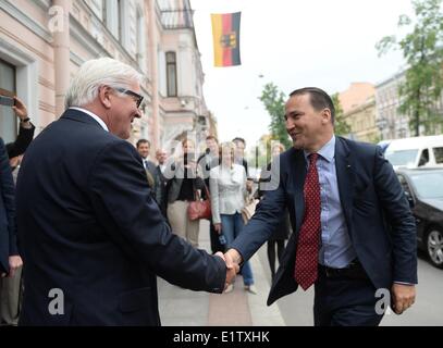 San Pietroburgo, Russia. Decimo Giugno, 2014. Ministro degli Esteri tedesco Frank-Walter Steinmeier (L) accoglie il suo collega polacco Radoslaw Sikorski presso il consolato tedesco a San Pietroburgo, Russia, 10 giugno 2014. Steinmeier incontra il suo polacco e russo i colleghi per una serie di colloqui. Credito: dpa picture alliance/Alamy Live News Foto Stock