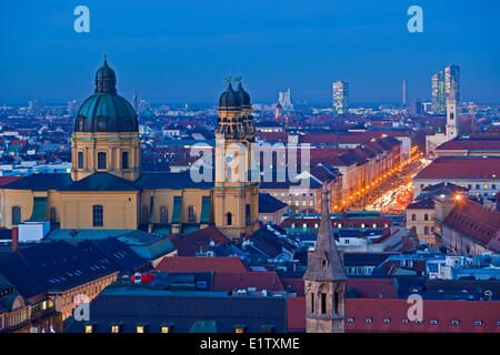 Theatinerkirche aka Theatinerkirche San Kajetan (Teatini Chiesa San Gaetano) la città München (Monaco di Baviera) al crepuscolo Baviera Germania Foto Stock