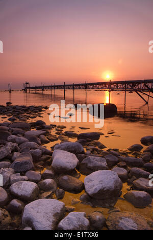 Pier con il tramonto vicino alla spiaggia di bosco, Georgian Bay, Ontario Foto Stock