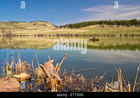 Pescatore in una canoa su Courtney vicino Lago Merritt, British Columbia, Canada. Foto Stock