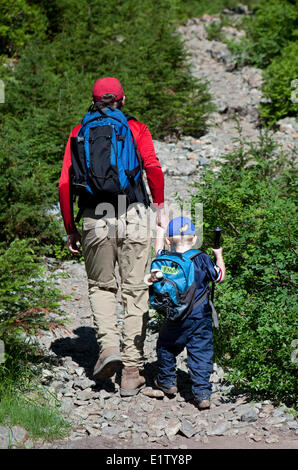 Padre e Figlio Escursionismo fino il sentiero a picco Dinky, Mount Seymour Parco Provinciale, British Columbia, Canada Foto Stock