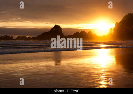 Cox Bay al tramonto vicino a Tofino, British Columbia, Canada sull'Isola di Vancouver a Clayoquot Sound Riserva della Biosfera dall'UNESCO. Foto Stock