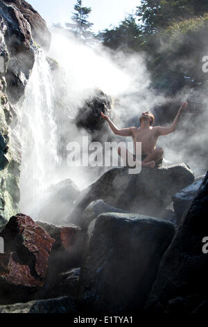 Un visitatore gode della cottura a vapore minerale naturale sorgenti calde di Hot Springs Cove nel Maquinna Parco provinciale sull'Isola di Vancouver Foto Stock