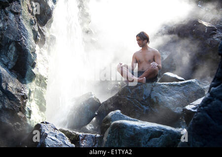 Un visitatore gode della cottura a vapore minerale naturale sorgenti calde di Hot Springs Cove nel Maquinna Parco provinciale sull'Isola di Vancouver Foto Stock