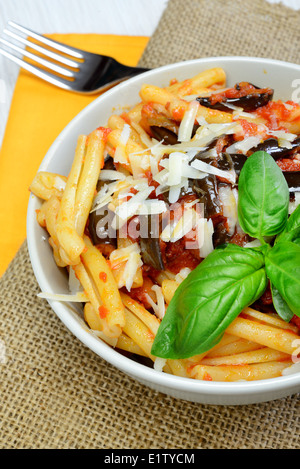 Italian siciliana di pasta fatta in casa con melanzane e formaggio pecorino e salsa di pomodoro denominato " la pasta alla norma' Foto Stock