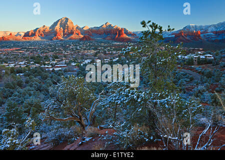 Città di Sedona in inverno dopo la nevicata fresca, Arizona, Stati Uniti d'America Foto Stock