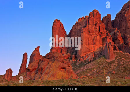 Superstition Mountains, Lost Dutchman State Park, Arizona, Stati Uniti d'America, 40 miglia ad est di Phoenix Foto Stock