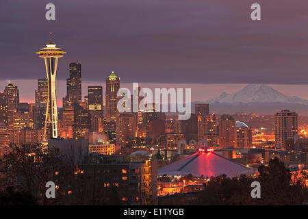 Cloud pesante copertura durante il sorgere del sole sopra la città di Seattle e il famoso Space Needle landmark, nello Stato di Washington, USA. Foto Stock