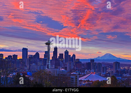 Lo skyline di Seatlle all'alba in un freddo inizio inverno mattina con bella neve coverred Mount Rainier in background Seattle Foto Stock