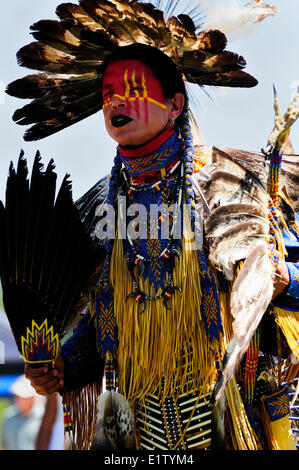 Una delle prime nazioni danze uomo nel nono annuale Warmland Khowutzun Intertribal Pow-Wow a Duncan, BC. Foto Stock