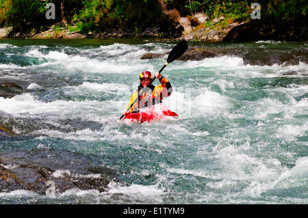 Acqua Bianca kayaker scendendo lungo il corso del fiume Cowichan vicino Skutz Cade vicino al lago Cowichan, BC. Foto Stock