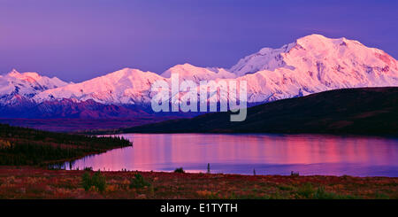 Alpenglow sul Monte Mc Kinley (9194m) su una brusca caduta mattina con splendidi colori riflessi nel lago di meraviglia fotografato con Foto Stock