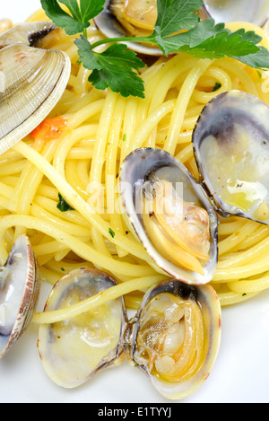 Italiano cibo tradizionale composto da spaghetti e frutti di mare vongole Foto Stock