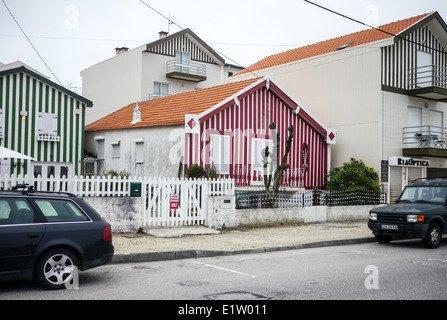 Striping tradizionali case in Costa Nova, Portogallo Foto Stock