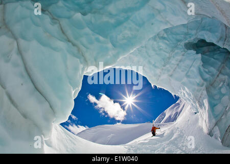 Un backcountry rider touring fino a fortemente crevassed ghiacciaio al ghiacciaio Lodge, Canadian Rockies, Golden, BC Foto Stock