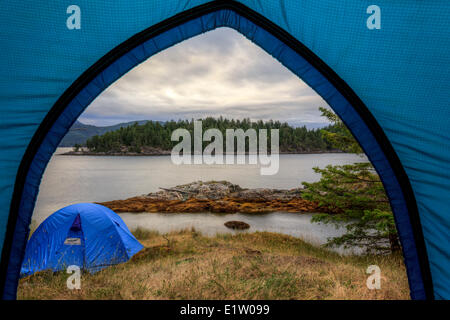 Kayakers camp su Penn isola nel Canale di Sutil tra lettura e Cortes Isole della Columbia britannica in Canada. Foto Stock