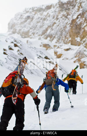 Tre maschi sciatori backcountry bootpack su una ripida e commettendo sulla linea Mt. Chester, Kananaskis AB Foto Stock
