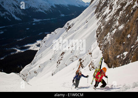 Due maschi sciatori backcountry bootpack su una ripida ed esposta coulior su Mt. Patterson, Icefields Parkway, Banff, AB Foto Stock