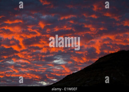 Un tramonto mentre si accamparono lungo e per mountain bike il Maah Daah Hey Trail, North Dakota Foto Stock