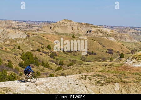 Un uomo di mezza età mountain bike la singola traccia del Maah Daah Hey Trail, North Dakota Foto Stock