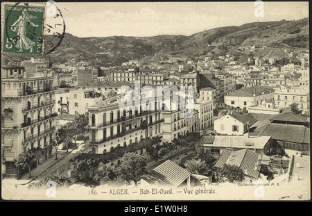 Una vista generale di Bab el-Oued ad Algeri, Algeria, scattata in una fotografia storica del novembre 1908. L'immagine mostra l'architettura e il layout urbano di questo importante quartiere di Algeri. Foto Stock