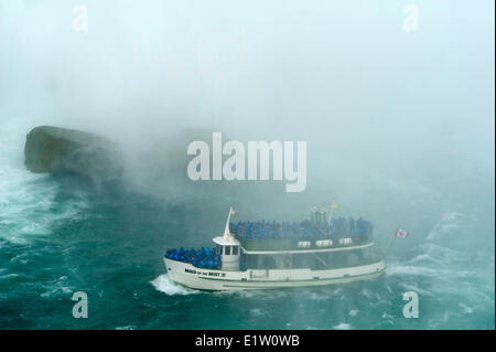 La Domestica della Foschia boat che trasportano i turisti in fondo alle Cascate del Niagara Foto Stock