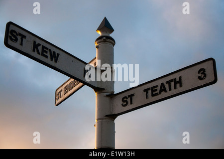 Cartello stradale in Cornwall Inghilterra vicino a Saint St Kew Foto Stock