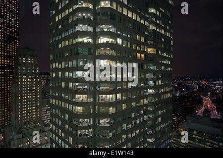 Luogo di Brookfield torre nord in Toronto Downtown, Bay Street il distretto bancario, visto dalla torre sud durante la notte. Foto Stock