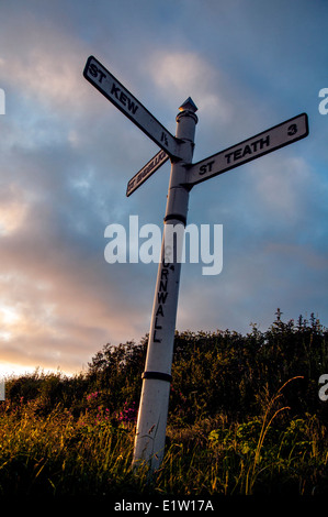 Cartello stradale in Cornwall Inghilterra vicino a Saint St Kew Foto Stock