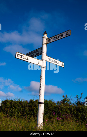 Cartello stradale in Cornwall Inghilterra vicino a Saint St Kew Foto Stock