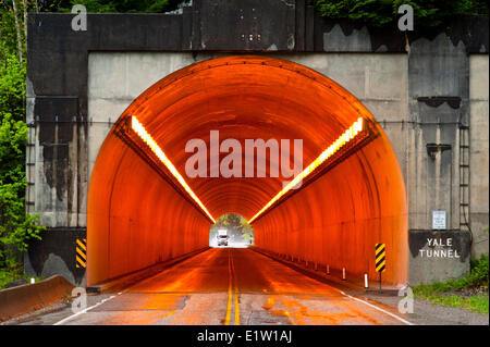 A vapori di sodio utilizzato luci per illuminare un tunnel. Foto Stock