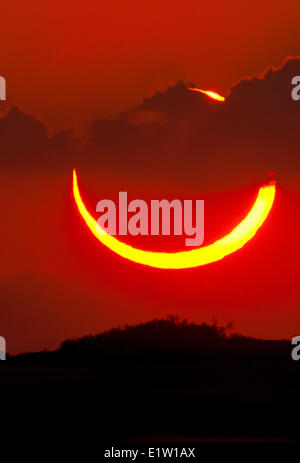 Anulare eclissi solare del 20 maggio 2012. Fotografato al tramonto dalla Texas occidentale. Foto Stock