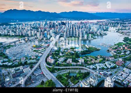 Vancouver comprese False Creek e Granville Island. Foto Stock