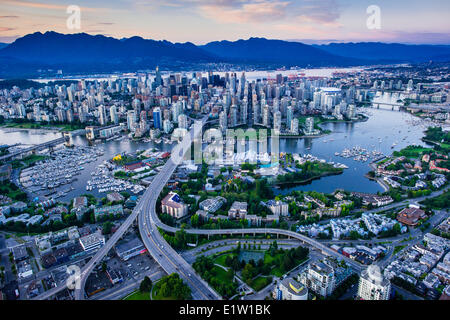 Vancouver comprese False Creek e Granville Island. Foto Stock