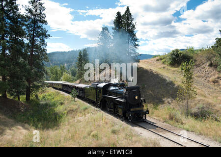 Il Kettle Valley Railway, piombo da locomotiva 3716 vapori attraverso Summerland, BC, Canada. Foto Stock