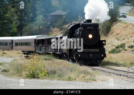 Il Kettle Valley Railway, piombo da locomotiva 3716 vapori attraverso Summerland, BC, Canada. Foto Stock