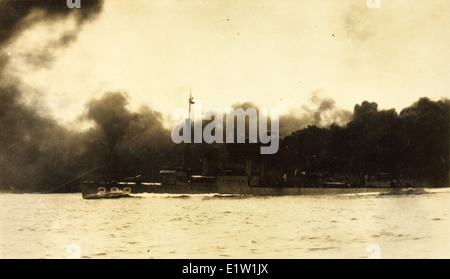 Questa immagine raffigura una nave navale della prima guerra mondiale che crea una cortina di fumo, una tattica utilizzata per oscurare i movimenti ed evitare il rilevamento dei nemici. Questa tecnica fu cruciale nei combattimenti navali all'inizio del XX secolo. Foto Stock