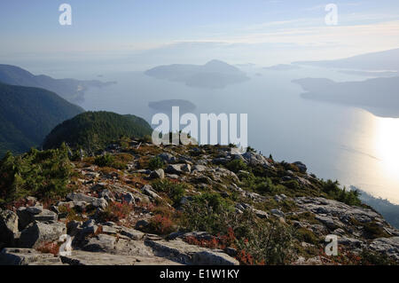 Howe Sound con Isola di Bowen baia a ferro di cavallo il Sea to Sky Highway 99 come il Monte Harvey sopra Lions Bay. West Vancouver British Foto Stock