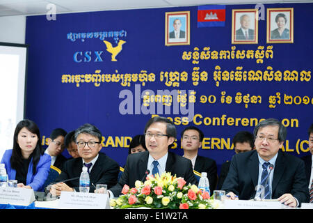 Phnom Penh Cambogia. Decimo Giugno, 2014. Hong Sok ora (3a L, anteriore), Chief Executive Officer del governo cambogiano Securities Exchange (CSX), parla nel corso di una conferenza stampa a Phnom Penh, Cambogia, 10 giugno 2014. Cambogia il nascente mercato azionario è impostata per ricevere la seconda società quotata il prossimo lunedì dopo il funzionamento con una singola impresa elencati per più di due anni, hanno detto i funzionari martedì. © Phearum/Xinhua/Alamy Live News Foto Stock