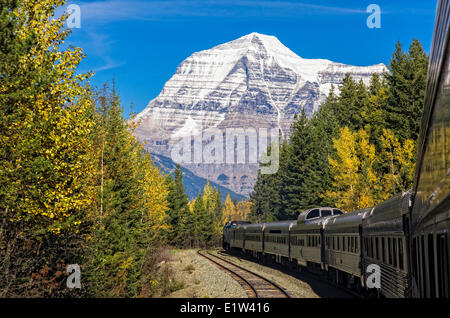 Treni passeggeri con il Monte Robson, la vetta più alta delle Montagne Rocciose Canadesi a 12,972 piedi. La British Columbia, Canada.