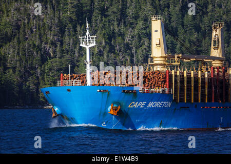 Una gigantesca nave cisterna trasporta i registri di greggio per esportazione dalla British Columbia in Asia. Foto Stock